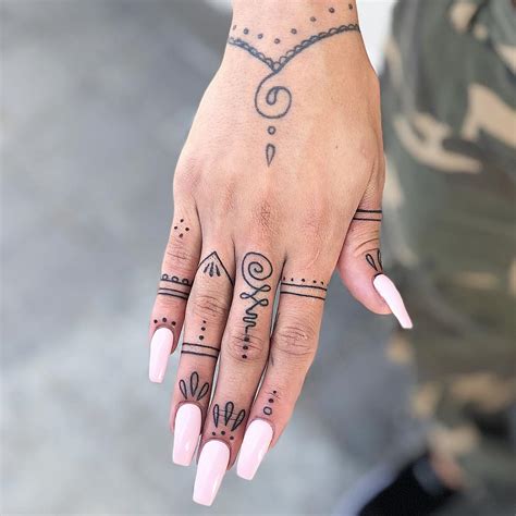 hand tattoos frauen